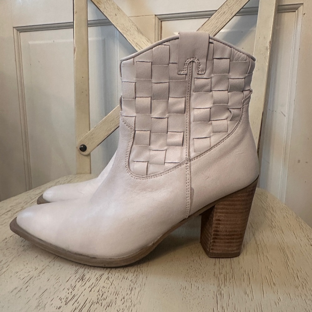 Mattise Dawn Women's Cream Woven Leather Ankle Western Boots, 8M